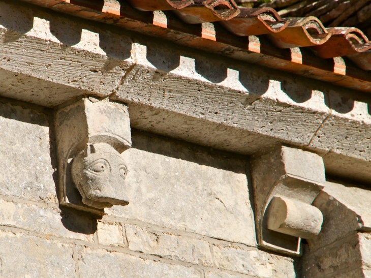 Modillons de l'église Saint Denis. - Lichères