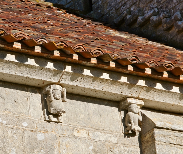 Modillons de l'église Saint Denis. - Lichères