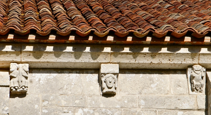 Modillons de l'église Saint Denis. - Lichères