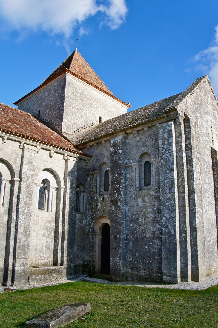 Le transept sud de l'église Saint denis. - Lichères