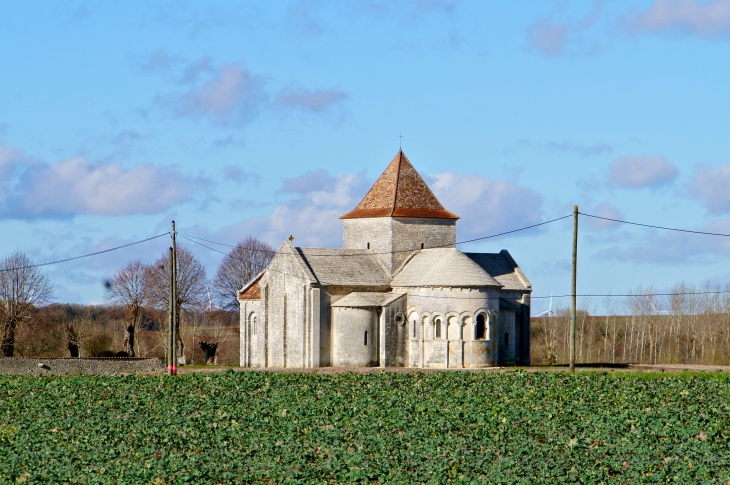 L'église paroissiale Saint Denis a été construite vers 1150 par les Bénédictins de l'abbaye Saint Sauveur de Charroux. - Lichères