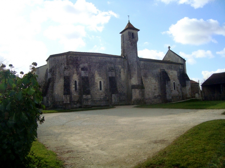 Le clocher de l'église servait jadis de donjon - Linars