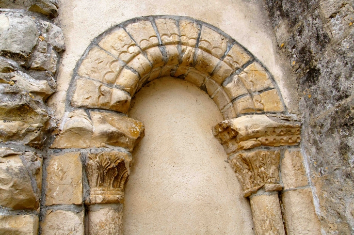 Autour du portail de l'église Saint Pierre. - Longré