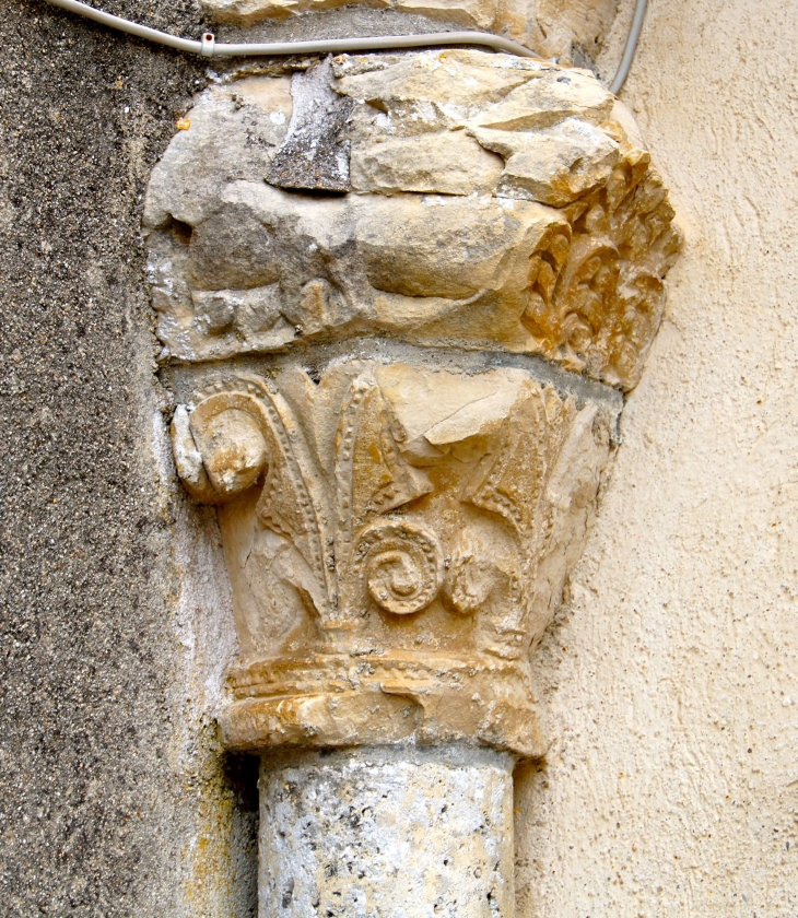 Chapiteau de l'église Saint Pierre. - Longré