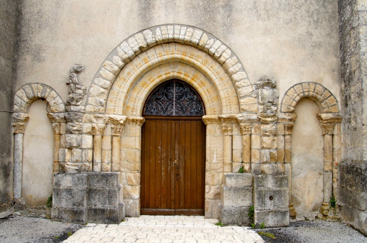 Portail plein cintre à voussures feuillagées de l'église Saint Pierre édifiée au XIe siècle. - Longré