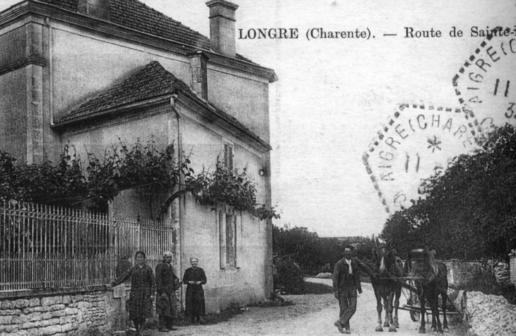 Route de Sainte fraigne, vers 1930 (carte postale ancienne). - Longré