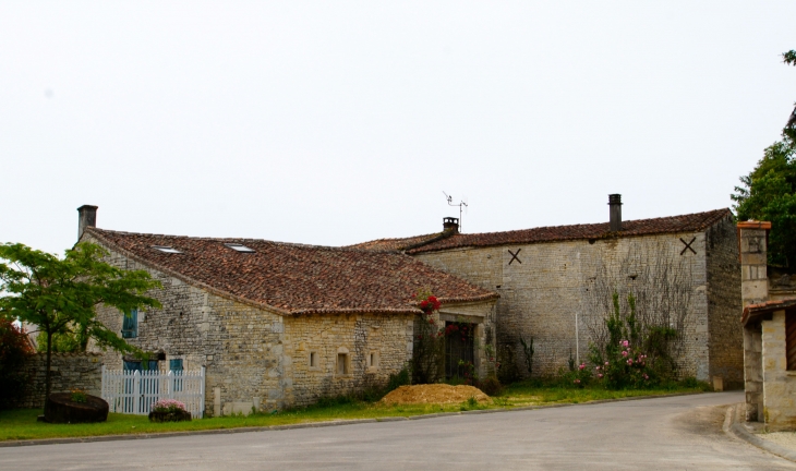 Maisons anciennes du Vivier. - Longré