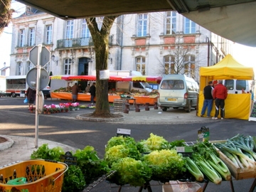 Le marché Place de la Mairie - Mansle