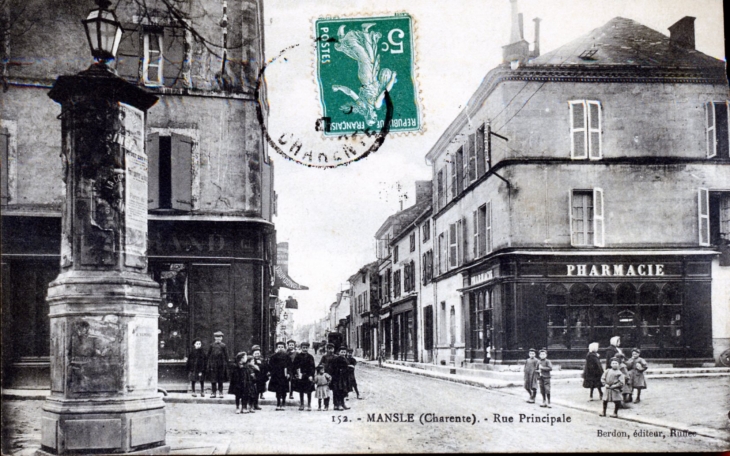 Rue Principale, vers 1911 (carte postale ancienne). - Mansle