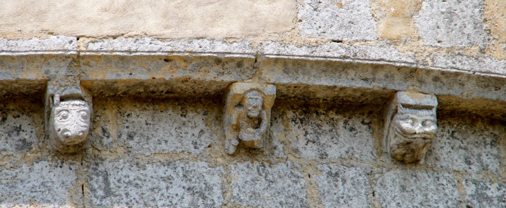 Modillons de l'église fortifiée du prieuré de Lanville. - Marcillac-Lanville