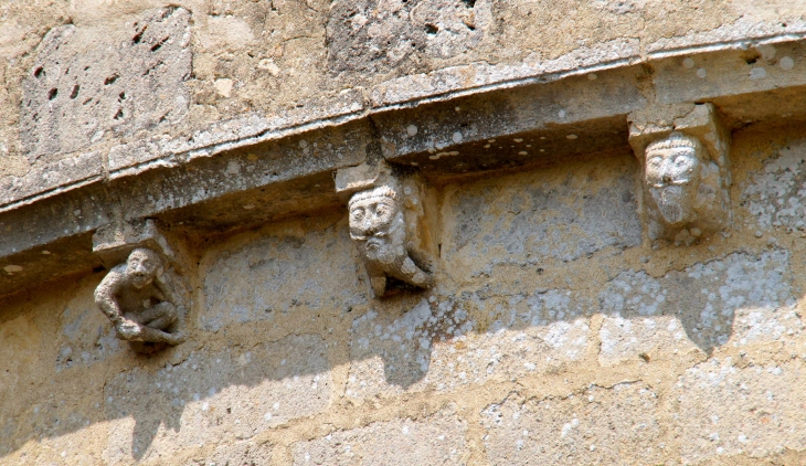 Modillons de l'église fortifiée du prieuré de Lanville. - Marcillac-Lanville