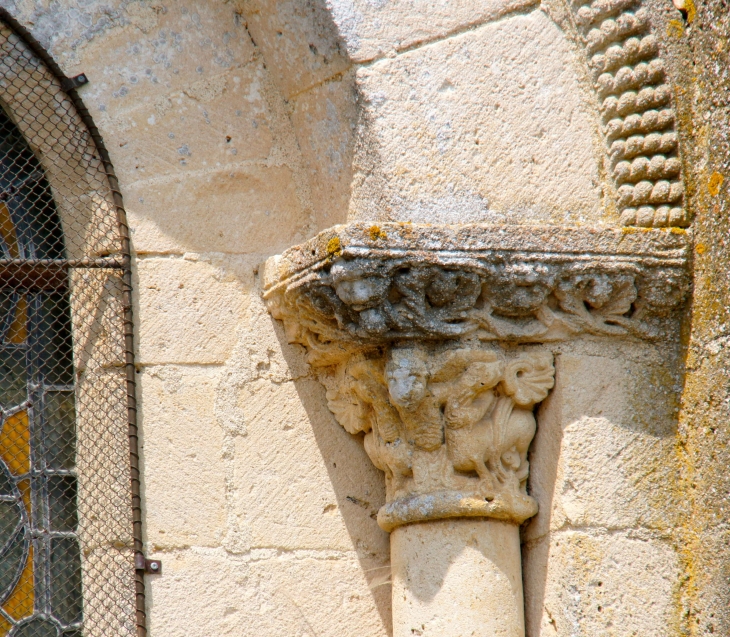 Chapiteau du chevet de l'église fortifiée de Lanville. - Marcillac-Lanville