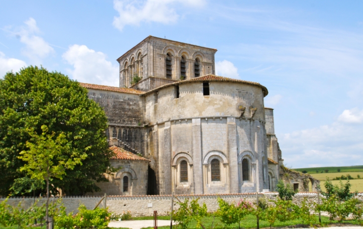 Le-chevet-de-l-eglise Notre Dame-fortifiee-du-prieure-de-lanville - Marcillac-Lanville