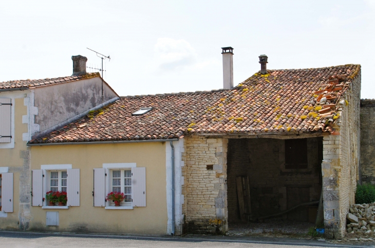 Maison du village. - Marcillac-Lanville