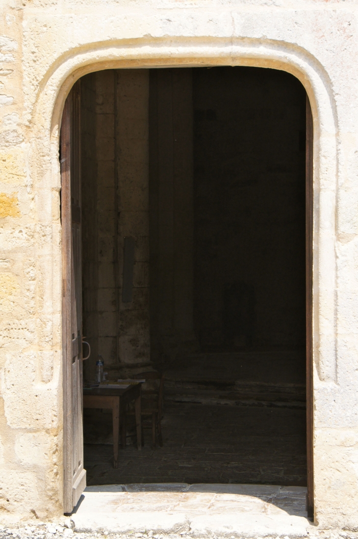 Portail de l'église fortifiée du prieuré de Lanville. - Marcillac-Lanville