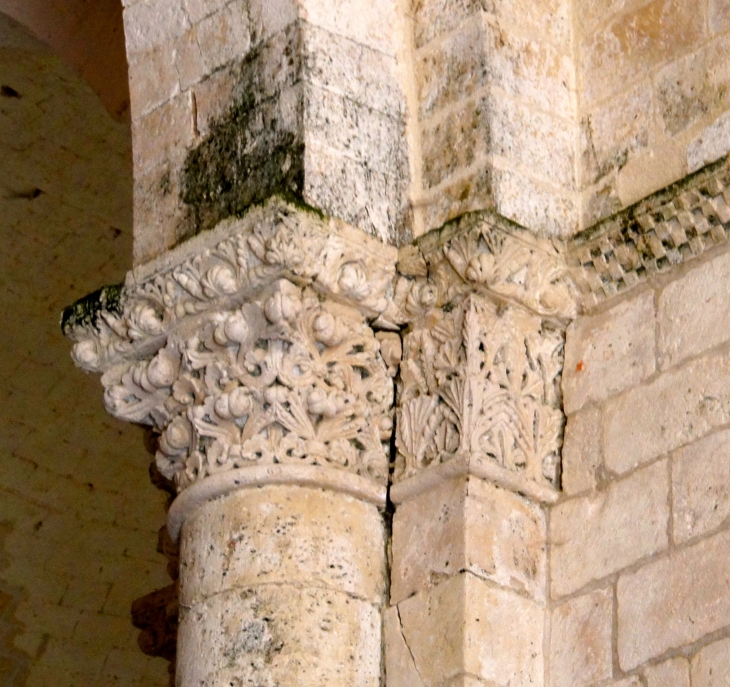 Chapiteau sculpté de la nef de l'église fortifiée du prieuré de Lanville. - Marcillac-Lanville