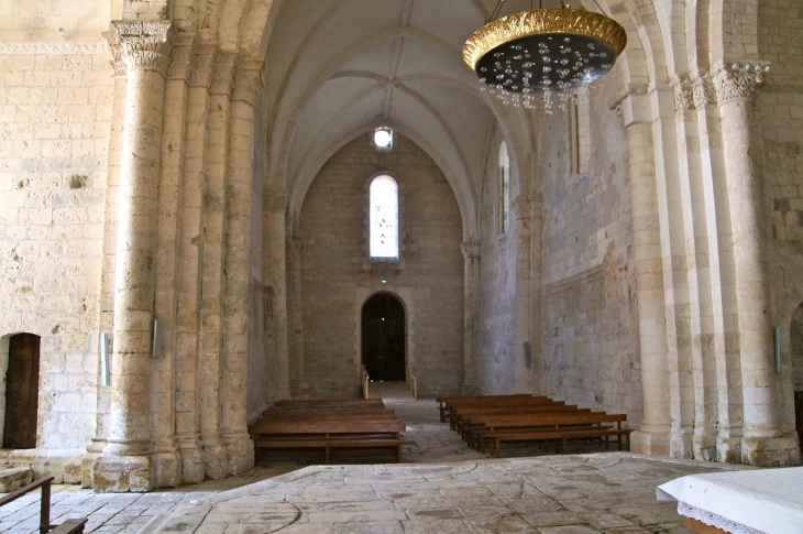 Du transept vers le portail : eglise Notre Dame de Lanville. - Marcillac-Lanville