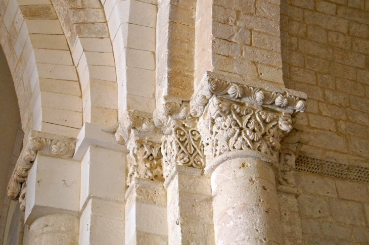 Chapiteaux dans l'église Notre Dame de Lanville. - Marcillac-Lanville