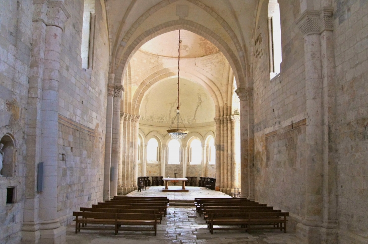 La nef vers le choeur de l'église Notre Dame de Lanville. - Marcillac-Lanville