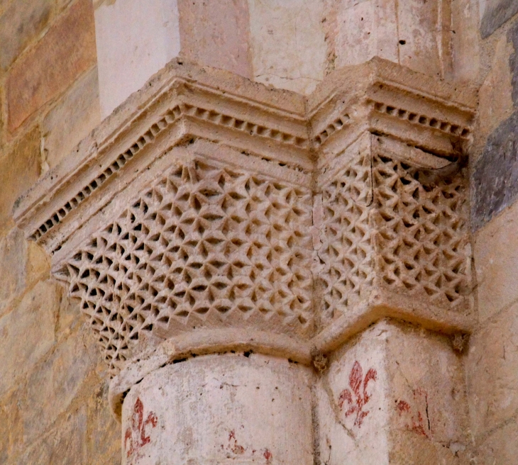 Chapiteaux dans l'église Notre Dame de Lanville. - Marcillac-Lanville