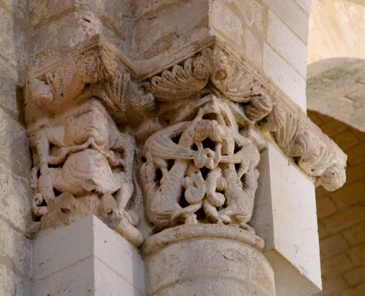 Chapiteaux dans l'église Notre Dame de Lanville. - Marcillac-Lanville