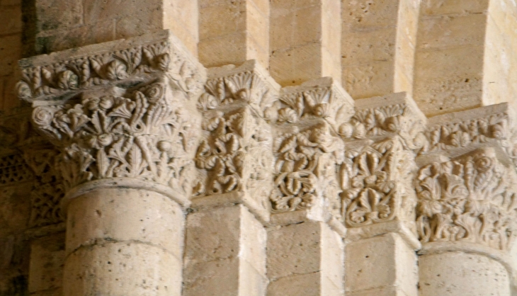 Chapiteaux dans l'église Notre Dame de Lanville. - Marcillac-Lanville