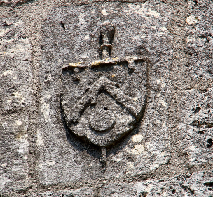 Blason gravé dans la pierre : église Notre Dame de Lanville. - Marcillac-Lanville