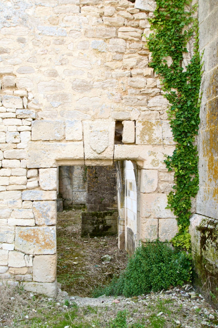 Bâtiment de l'ancien prieuré attenant à l'église Notre Dame de Lanville. - Marcillac-Lanville