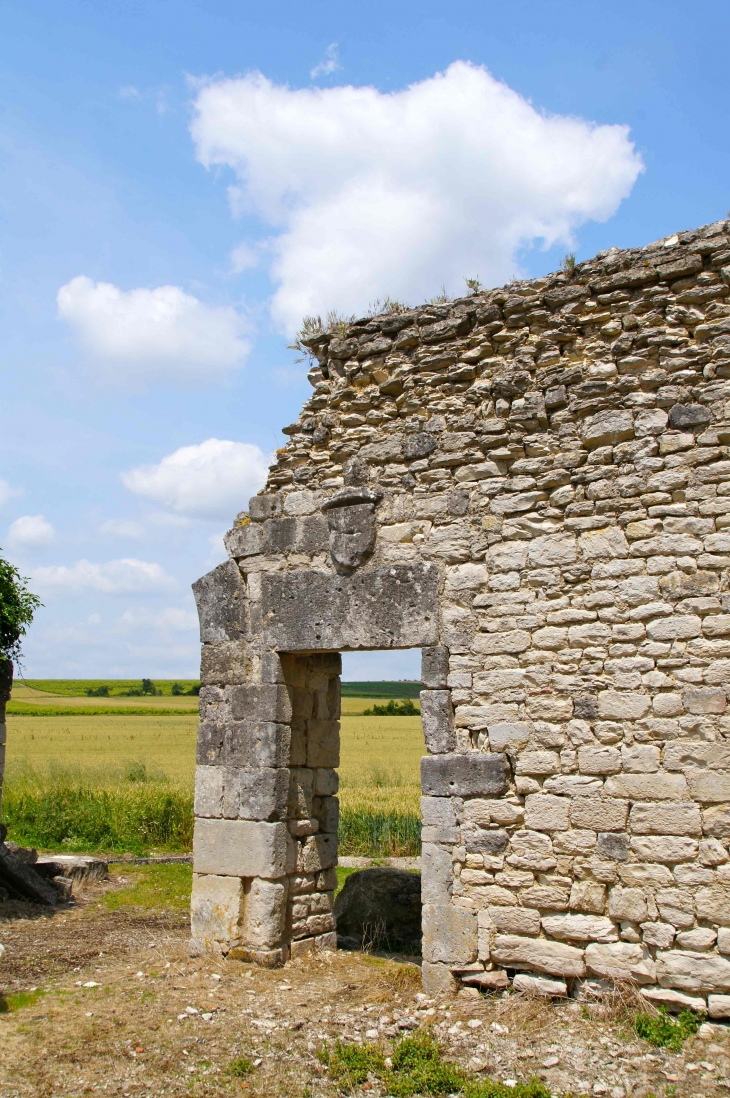 Ruines de l'ancien prieuré de Lanville. - Marcillac-Lanville