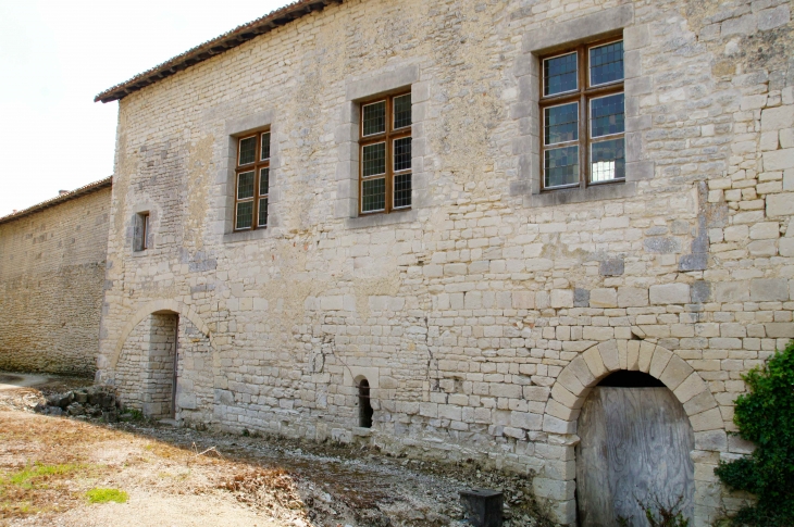 Bâtiment de l'ancien prieuré de Lanville. - Marcillac-Lanville