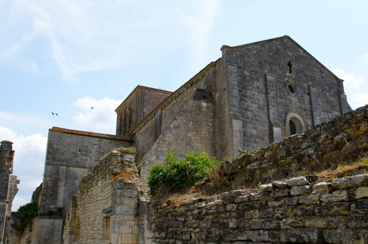 L'église Notre Dame et les ruines du prieuré de Lanville. - Marcillac-Lanville