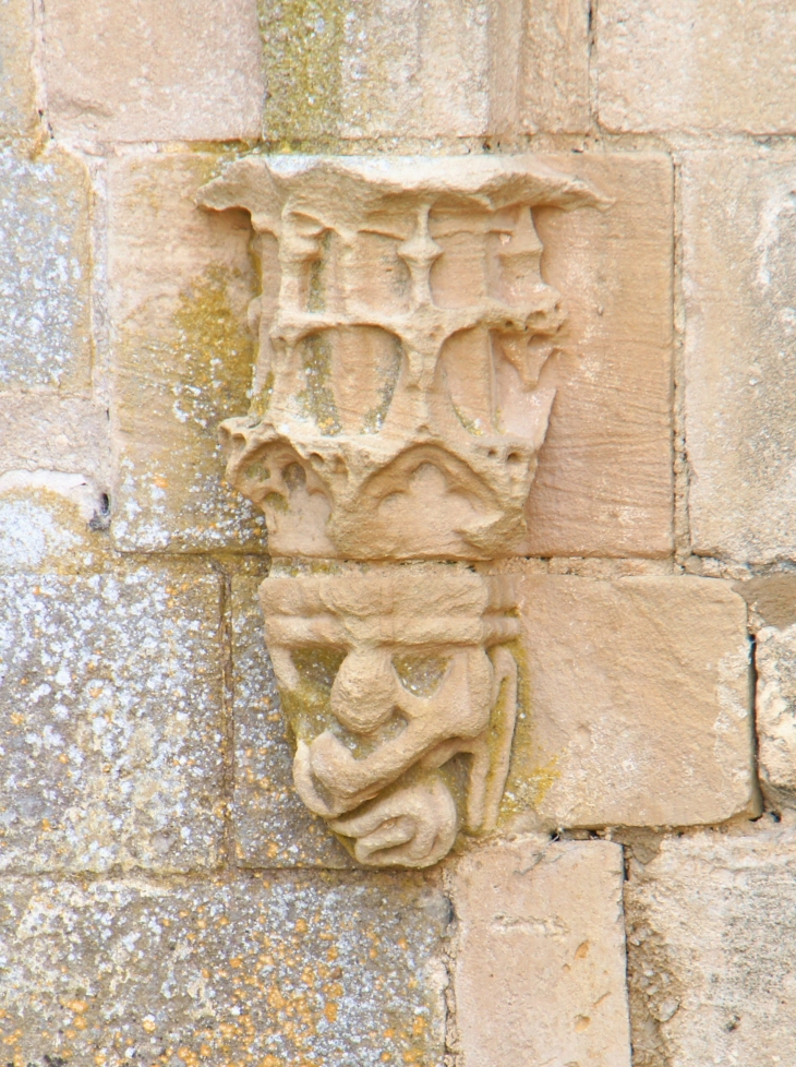 Chapiteau : Ruines du prieuré de Lanville. - Marcillac-Lanville