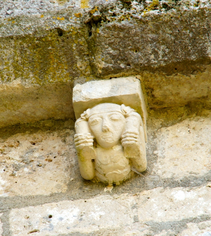 Modillons de l'église fortifiée du prieuré de Lanville. - Marcillac-Lanville