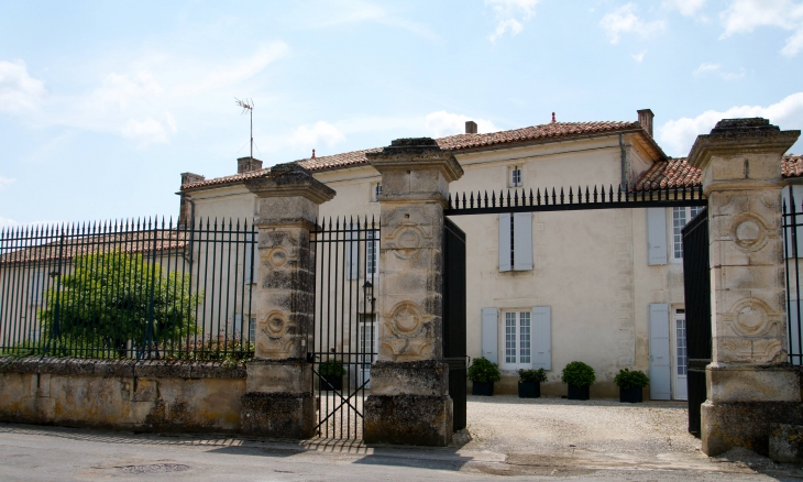 Maison bourgeoise à Lanville. - Marcillac-Lanville