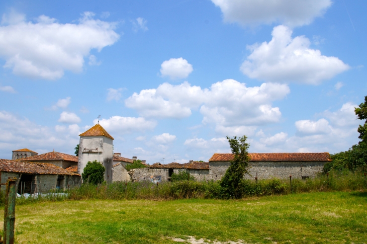 Vue sur le Hameau de Lanville. - Marcillac-Lanville