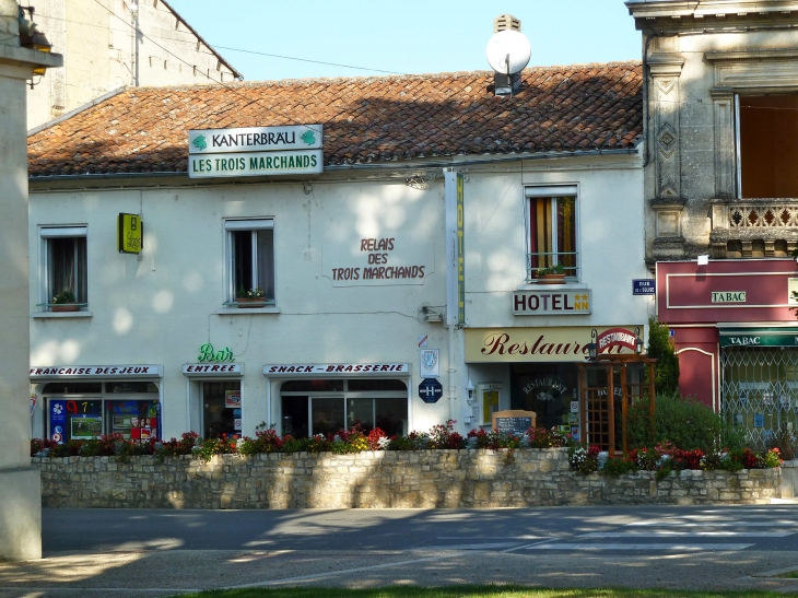 Rue de l'église. - Montbron