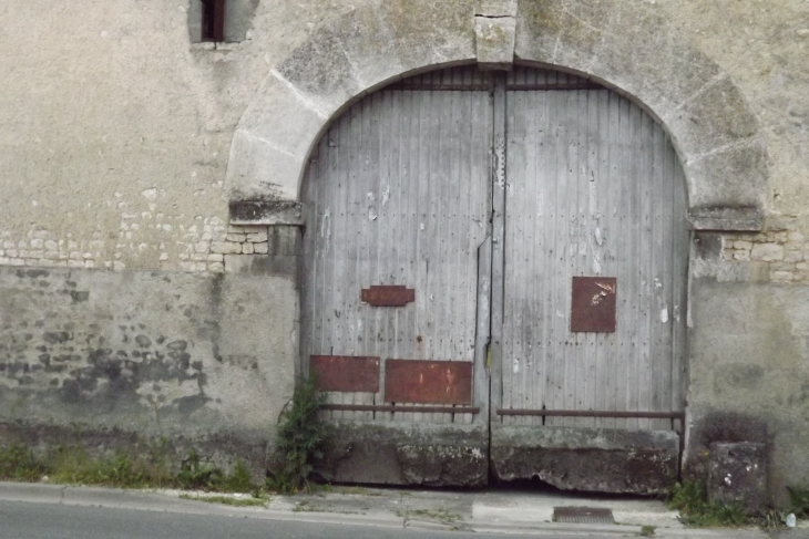 Une vieille porte... - Montignac-Charente