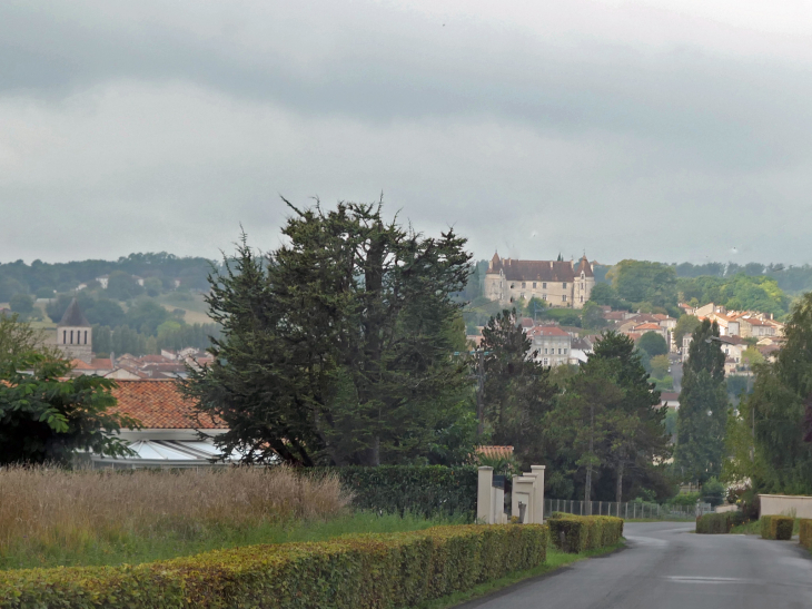 Vue sur le village de Montmoreau - Montmoreau-Saint-Cybard