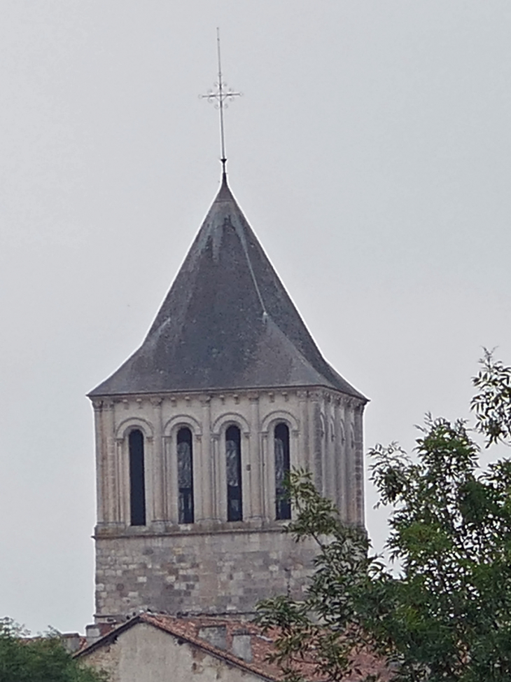 L'église Saint Denis à Montmoreau - Montmoreau-Saint-Cybard