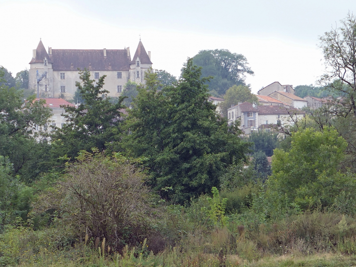 Vue sur le château de Montmoreau - Montmoreau-Saint-Cybard