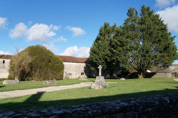 Le vieux cimetière, désaffecté, a été supprimé en 1972. - Mouton