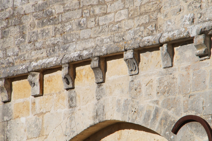 Modillons de la corniche de l'église saint Martial. - Mouton