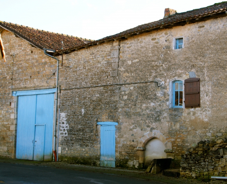 Maison ancienne du village. - Mouton