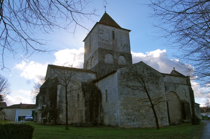 Façade nord de l'église Saint Martial. - Mouton