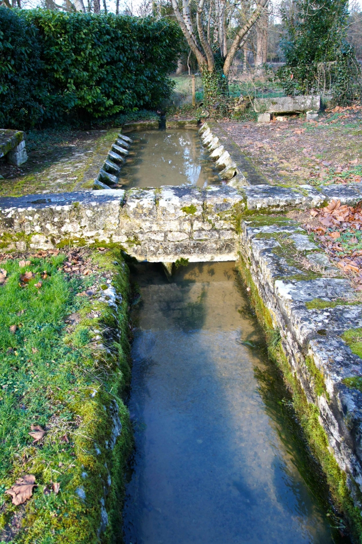 Fontaine et lavoir au pied de l'église Saint Martial. - Mouton