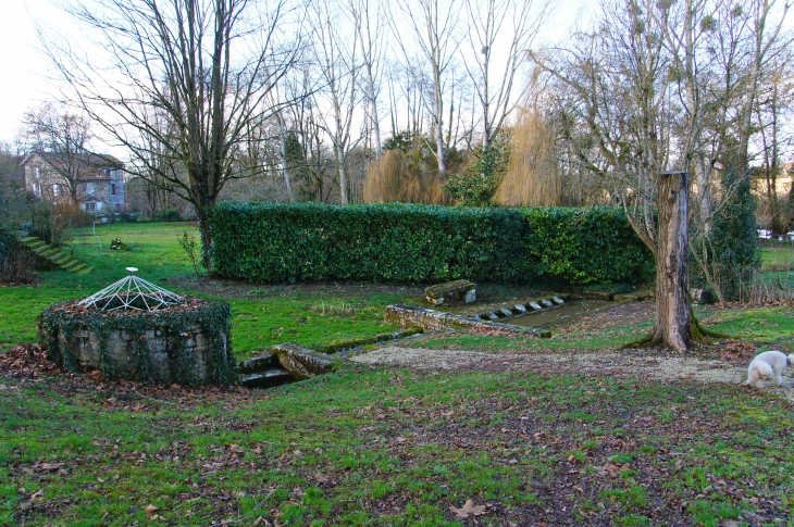 Fontaine et lavoir au pied de l'église Saint Martial. - Mouton