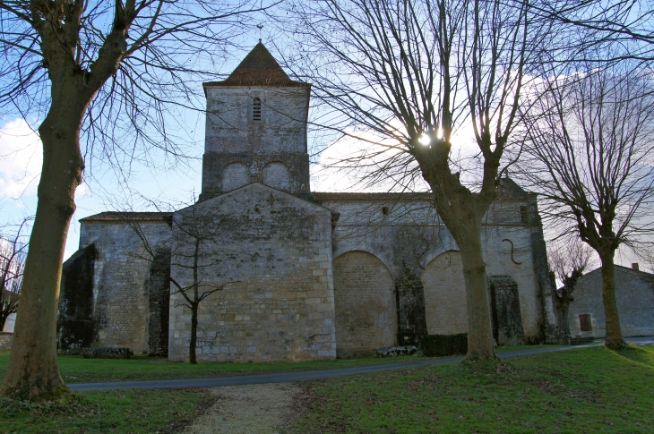 Façade nord de l'église Saint Martial. - Mouton