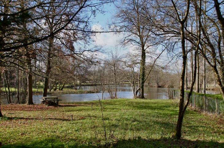 Aux alentours : la Charente. - Mouton