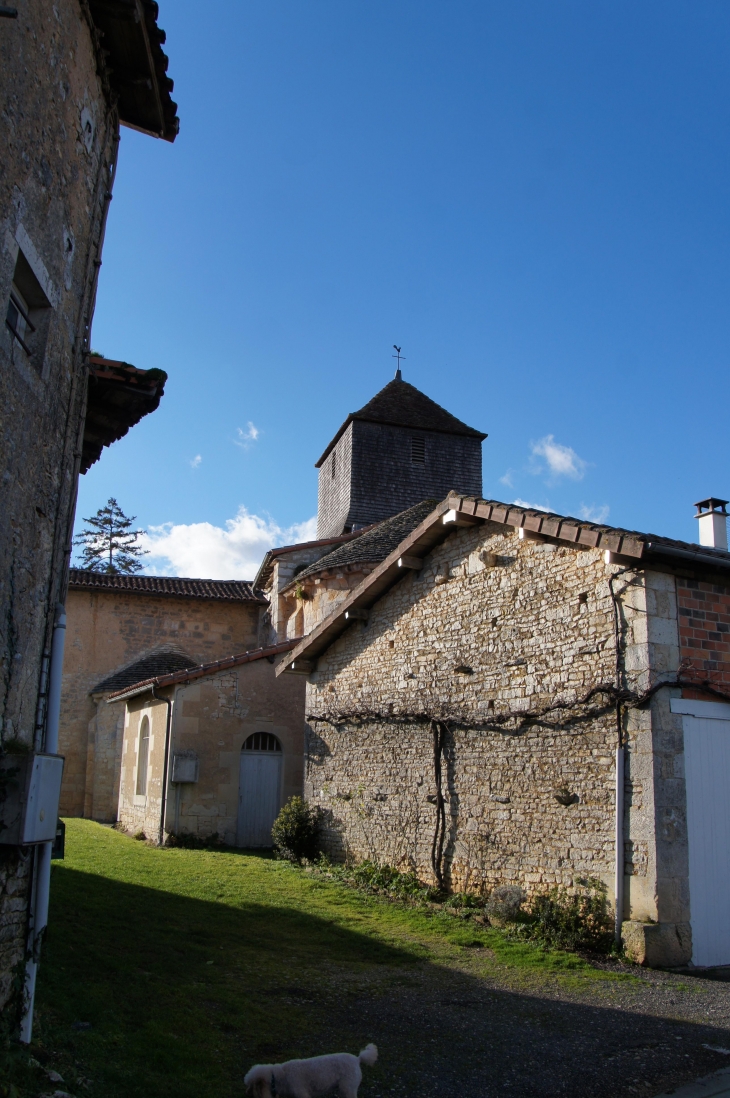 Le clocher en bois de l'église Saint Pierre. - Poursac