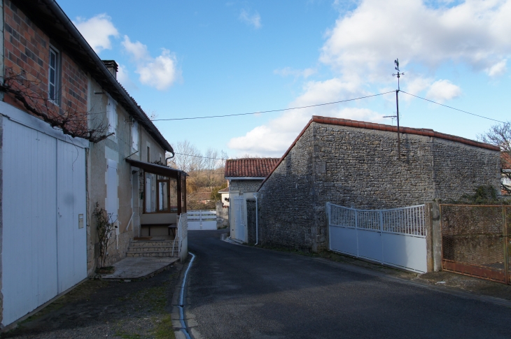 Une rue derrière l'église Saint Pierre. - Poursac